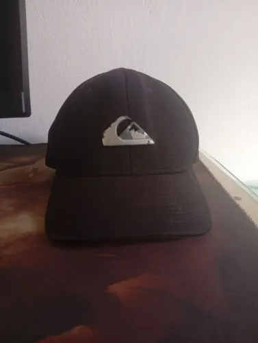Boné da Quiksilver original usado com marcas de uso na logo