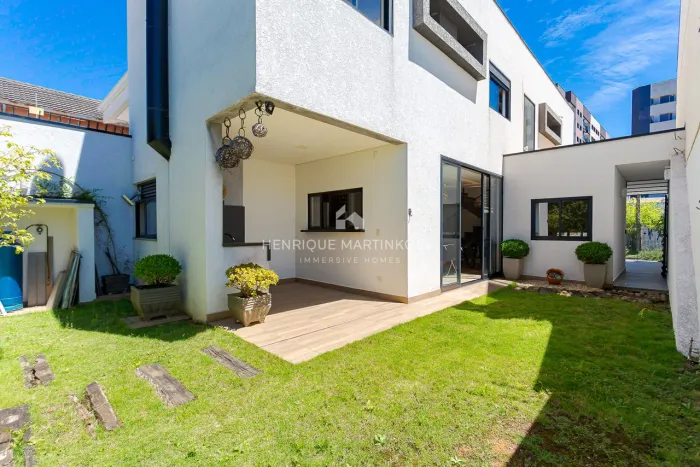 Casa no Ecoville com 3 Suítes, Quintal com Churrasqueira e 182m² Privativos