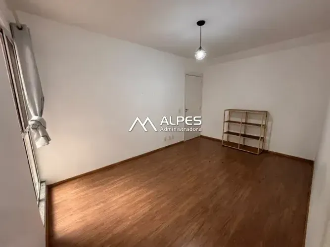 Excelente apartamento com 2 quartos, sala aconchegante, cozinha funcional, banheiro.