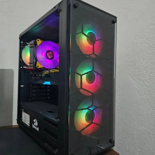 AMD Ryzen 7 5700X + 32GB 3200MHz + SSD 512GB + RX 7600
