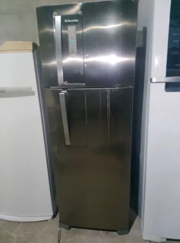 Vendo geladeira Electrolux inox de 370 litros froz fry gelando bem funcionando