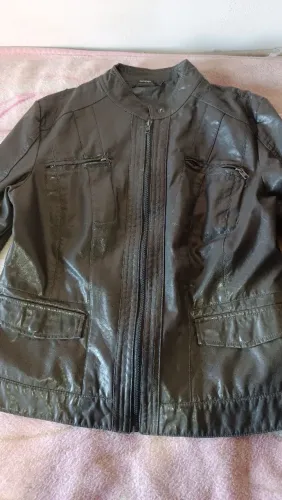 Vendo duas jaquetas uma de couro masculino e outra corino feminina