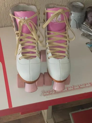 vendo par de patins com regulagem de 35 a 38 feminino super novo