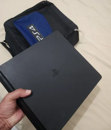 Ps4 slim HD de 1 tera e jogos instalados, observação 2 controles novos e originais!