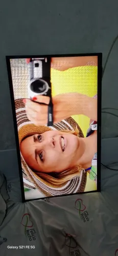 Vendo tv semp 39 polegadas funcionando perfeitamente não tem controle nem pezinho