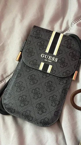 Bolsa Porta-Celular GUESS (Preta - Monograma / Stripe)