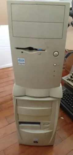 Reserva: 2 Gabinetes Antigos ATX (Meio Pedido)