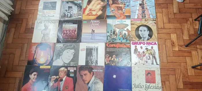 Lote com 20 Discos de Vinil Antigos