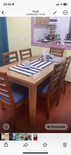 Mesa com seis cadeiras