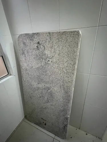 Pedra de granito cinza Corumbá 1,40 X 0,72 
