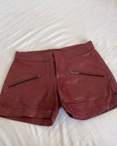 Shorts vinho em couro sintético