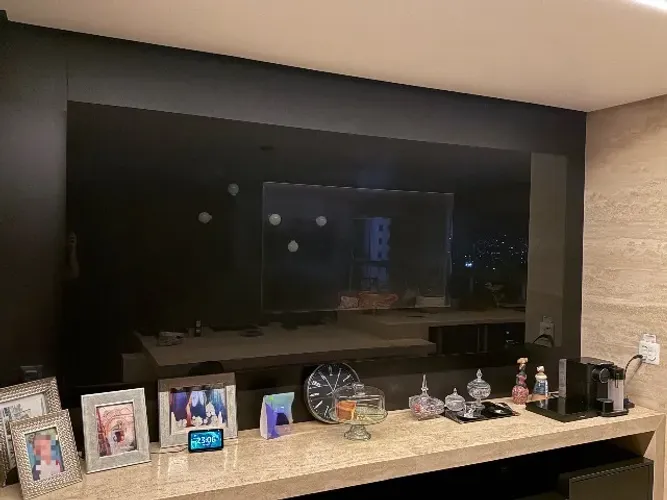 Painel de vidro com TV embutida
