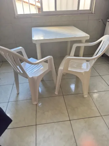 Mesa e com 4 cadeiras de plásticos
