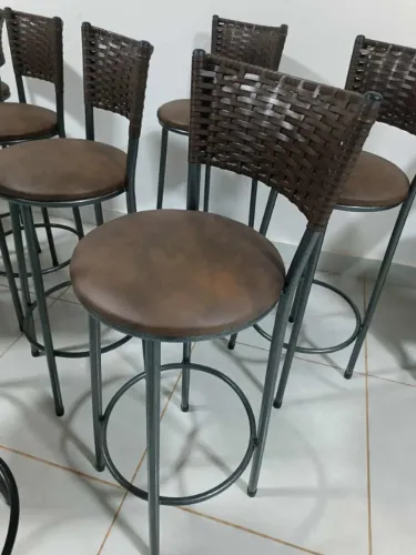Banqueta com encosto de fibra