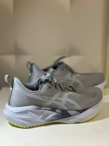 Tênis ASICS NOVABAST 5  tamanho 38/8.5US usado uma única vez