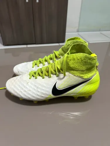 Chuteira Nike botinha campo