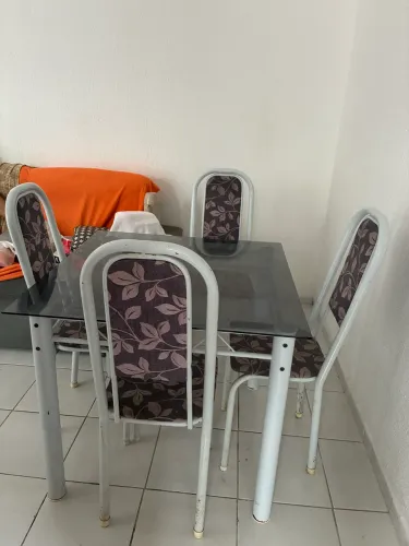 Conjunto de mesa e cadeiras