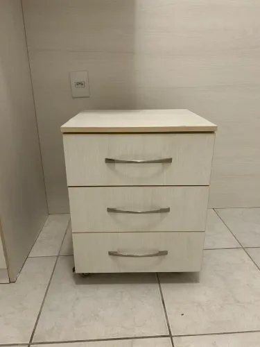Duas mesas de cabeceira