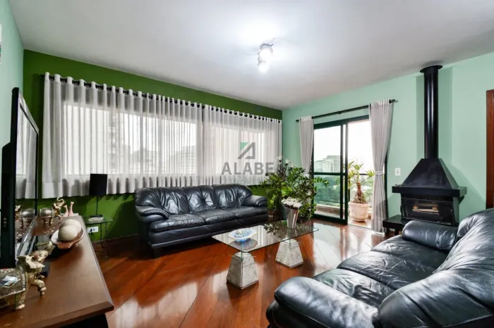 Apartamento para venda em Moema com 4 quartos, sendo 3 suítes, 222m²