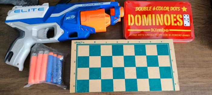 Kit Nerf + Xadrez + Dominó, tudo completo.