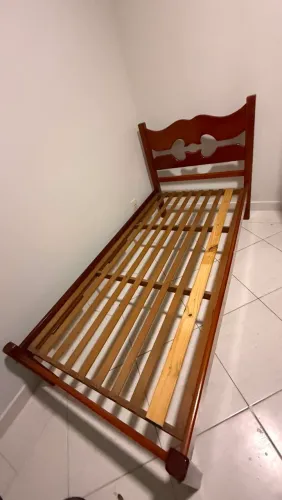 Cama de Solteiro em Madeira - Ótimo Estado