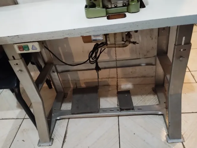 máquina de costura Overlock
