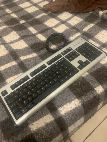 Teclado para pc prata e preto funcionando perfeitamente