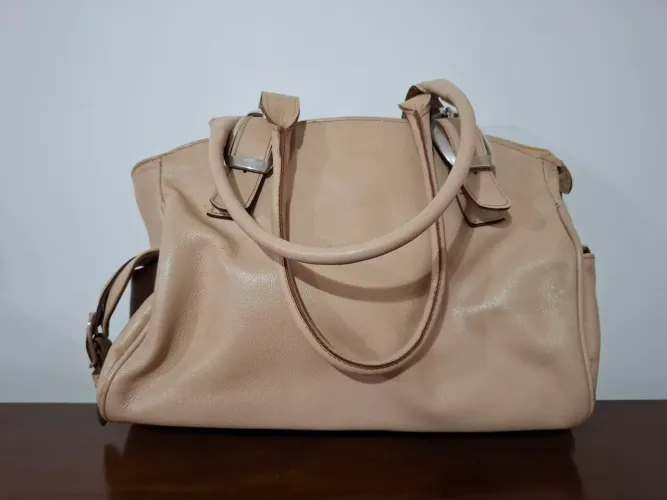Bolsa de couro - bege - com fivelas prata