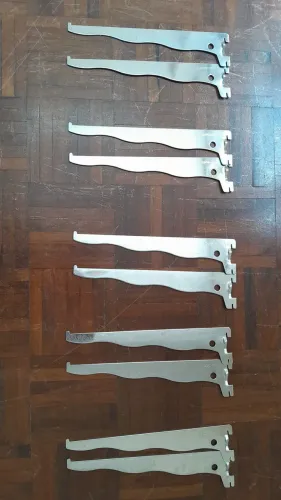 Mão francesa para trilhos cremalheiras para montagem de prateleiras. 