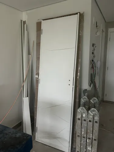 Porta com batente nova