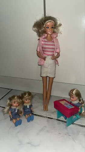 Conjunto Barbie Professora (Teacher Barbie) + 3 Alunas Kelly e Carteira Escolar
