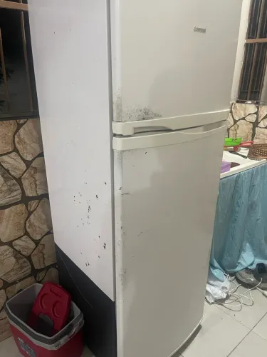Vende se geladeira