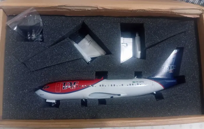 Avião MIniatura escala 1/100, de um  Boeing 737-200 ( TAF). Material: Resin?a.