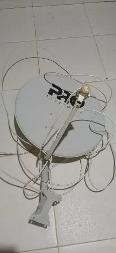 Vende-se antena digital ,com fio semi nova no precinho.Mais de 80 canais em alta definição