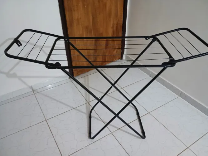 Varal de roupas preto