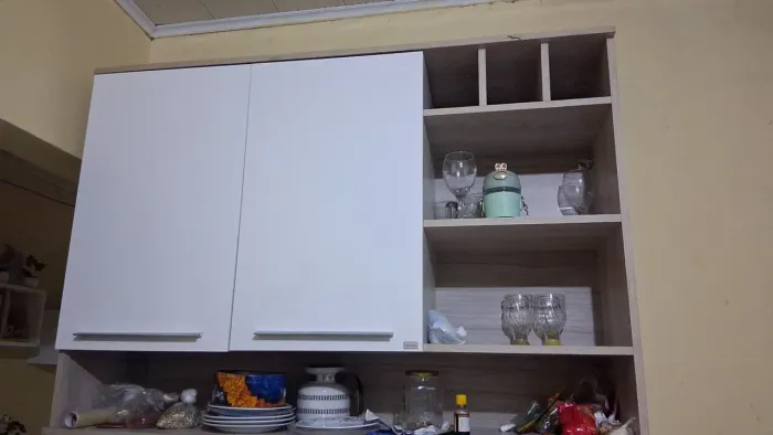 Dois armários de cozinha, usados e em bom estado de conservação.