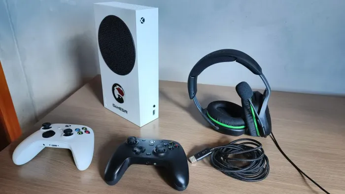 Xbox Series S, 2 controles e 1 headset