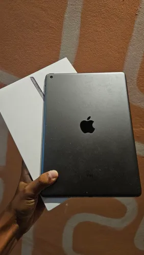 iPad  9ª Geração  64GB a Tela e Toque 100% somente o vidro quebrou com o tempo!