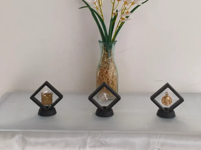 Medalhas militares de prata e bronze.