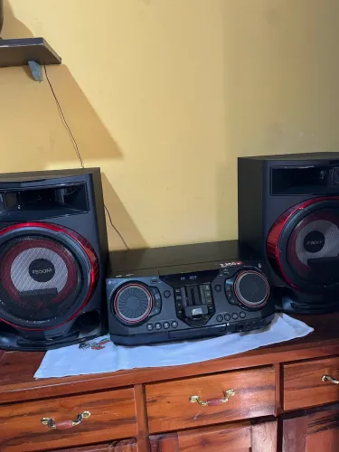 Mini System LG XBOOM - 2350W RMS, Graves Potentes, Karaokê, DJ Set e Party Speaker - CL87
