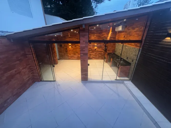 Casa com piscina na trindade