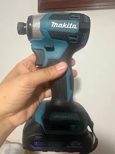 Makita DTD173 Brushless 18V + bateria BL1830B 3Ah e carregador bivolt DC18WC. Bom estado.