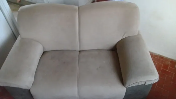 Vendo um sofa de 2 lugares