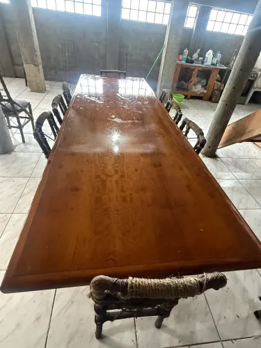 Vendo mesa de madeira com 12 cadeiras 