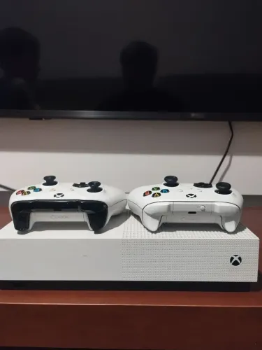 Xbox One S com 2 controles