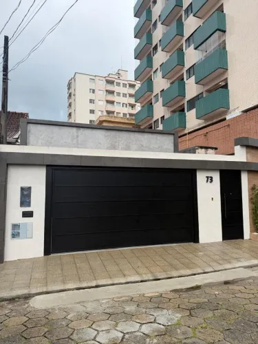 3 Dormitórios com fino acabamento em porcelanato, proximo do mar e de comércios