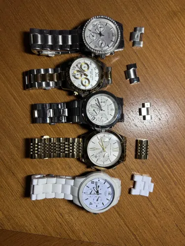 Lote de 5 relógios sendo 3 Michael kors e 2 GUESS excelente estado , como novos.