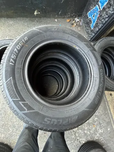 Pneus 175/70/14 meia vida originais por 150$ cada montagem grátis