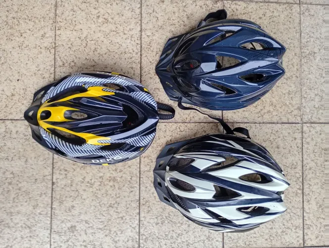 Três Capacetes de Ciclismo 