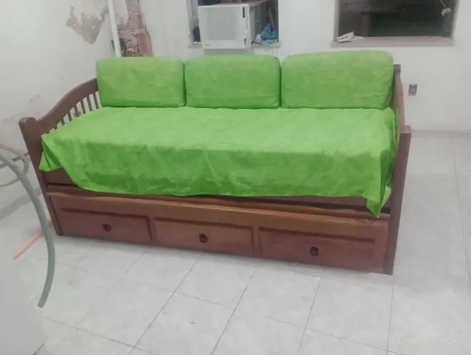 Vendo sofá-cama com duas camas 100% madeira com colchão novo de mola ensacada l